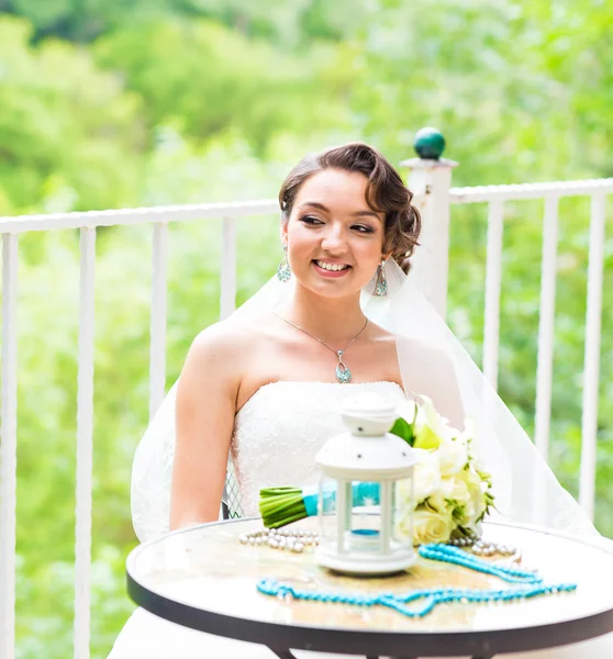 Bella sposa splendida sulla terrazza del ristorante — Foto Stock