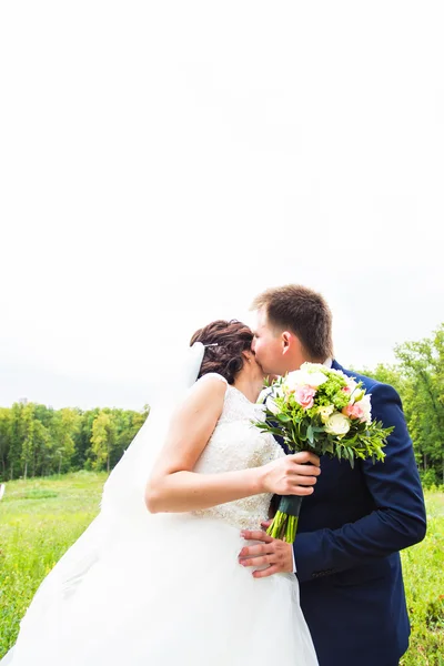 Sposo e sposo avere un momento romantico il giorno del loro matrimonio — Foto Stock