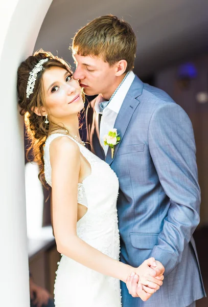 美丽的新娘和新郎亲吻。年轻的新婚夫妇 — 图库照片