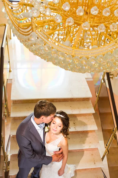 Recém-casados abraça dentro de casa — Fotografia de Stock