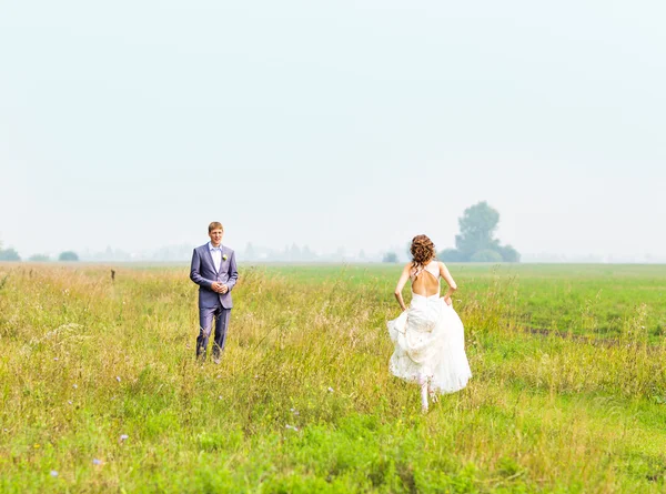 Hermosa novia corriendo en el campo —  Fotos de Stock