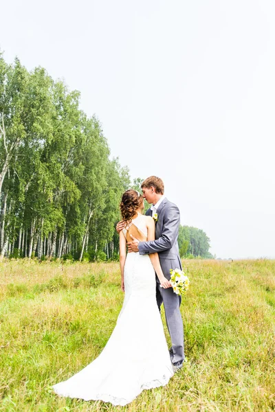 Solo pareja casada abrazada —  Fotos de Stock