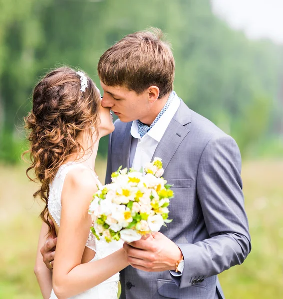 Just married couple embraced — Stock Photo, Image