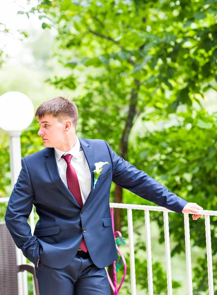 Portret van de bruidegom op een park — Stockfoto