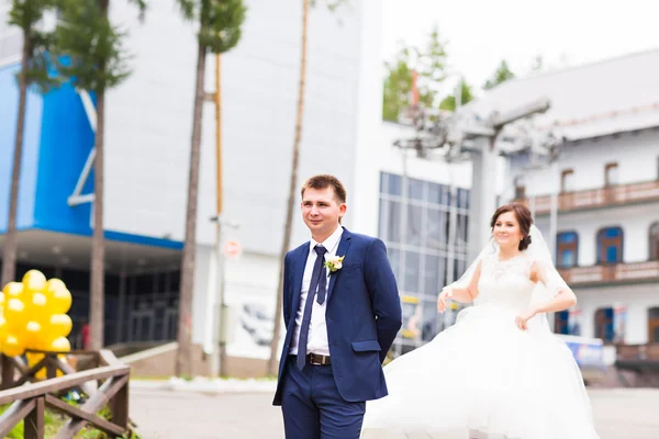 Braut und Bräutigam lächeln draußen — Stockfoto