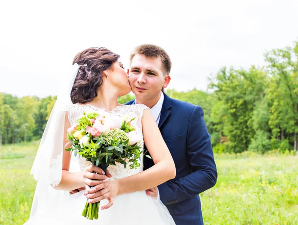 Şık güzel mutlu gelin ve damat, düğün kutlamaları — Stok fotoğraf