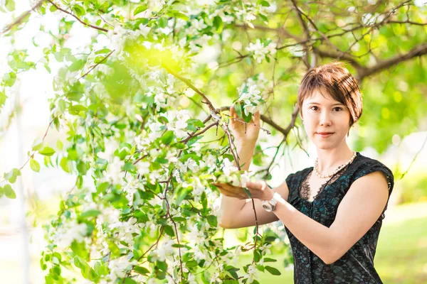 Romantique jeune femme dans le jardin de printemps parmi la fleur de pomme — Photo