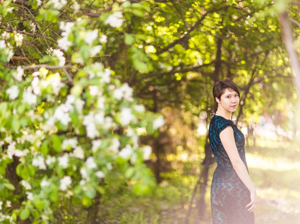 Retrato de bela jovem mulher na primavera — Fotografia de Stock