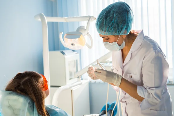 患者との仕事で女性歯科医 — ストック写真