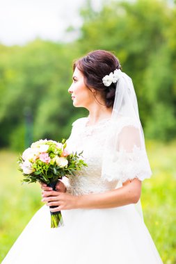 Büyük düğün buket tutan genç gelin
