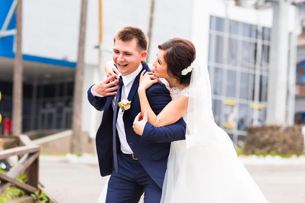 Sposa e Sposo sorridente all'aperto — Foto Stock