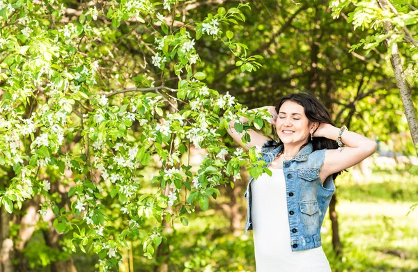 Привлекательная молодая женщина наслаждается жизнью в весеннем парке. — стоковое фото