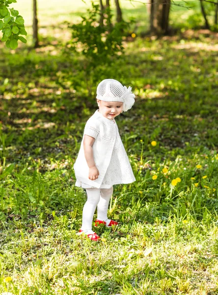 かわいい笑顔の赤ちゃん女の子屋外 — ストック写真