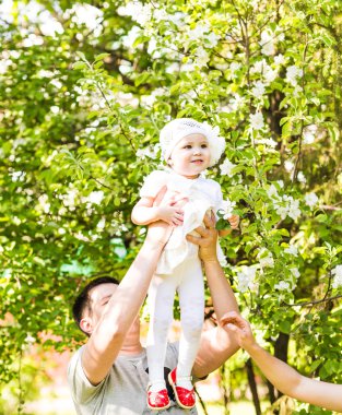 Baba ve kızı parkta.