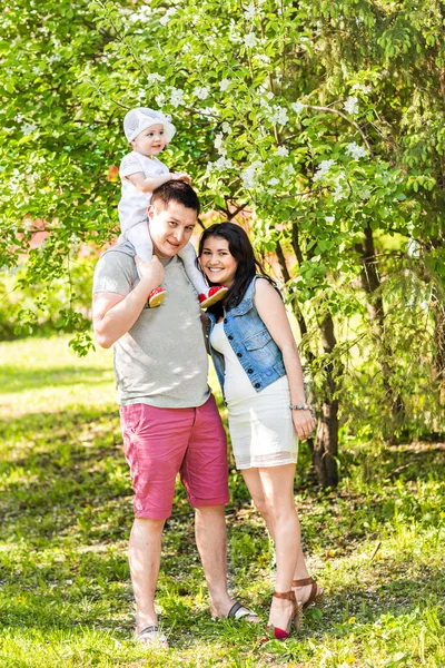 Gelukkig jong gezin tijd doorbrengen buiten op een zomerdag — Stockfoto