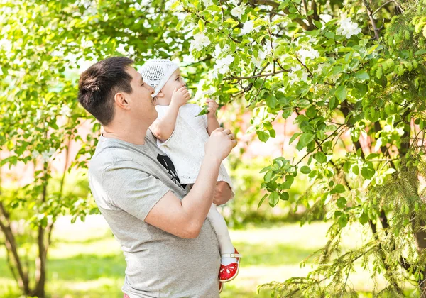 公園の父と娘は — ストック写真