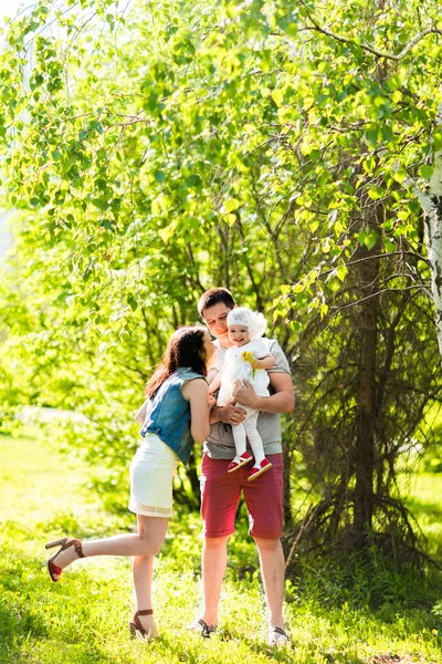 幸せな若い家族は夏の日に屋外で過ごす — ストック写真