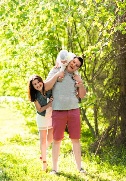 幸せな若い家族は夏の日に屋外で過ごす — ストック写真