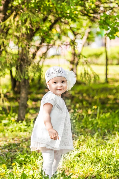 สาวน้อยที่ยิ้มน่ารักอยู่ข้างนอก — ภาพถ่ายสต็อก