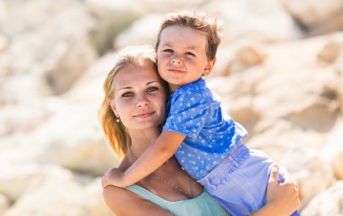 Güzel genç anne küçük oğlu tutar