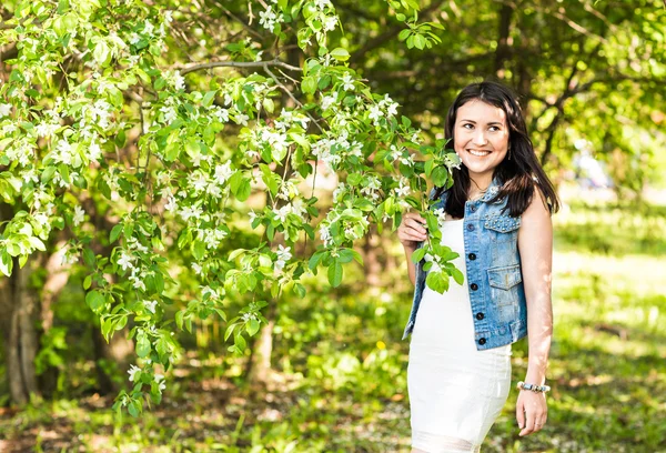 Attraktive junge Frau genießt ihre Zeit draußen im Frühlingspark — Stockfoto