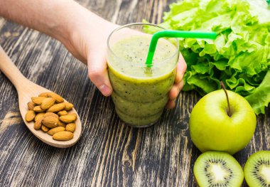 Çeşitli malzemelerle smoothies, yakın çekim. Superfoods ve sağlıklı yaşam tarzı ya da detoks diyet gıda kavramı.