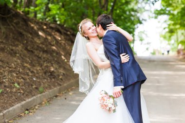 Sadece evli çift bir parkın çalıştıran