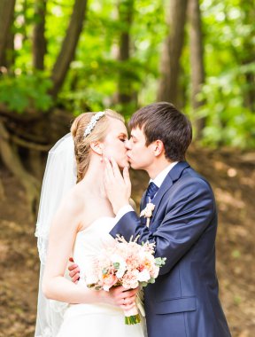 Düğün, güzel romantik gelin ve damat öpüşme