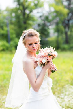 Güzel gelin düğün buket çiçek yeşil park açık havada'ile.