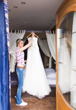 Törenden önce, omuzlarında beyaz gelinlik