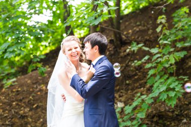 Düğün, güzel romantik gelin ve damat kucaklayan