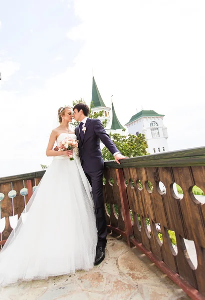 Casamento, bela noiva romântica e beijo de noivo — Fotografia de Stock