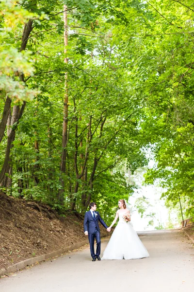 Bröllop par på vägen — Stockfoto
