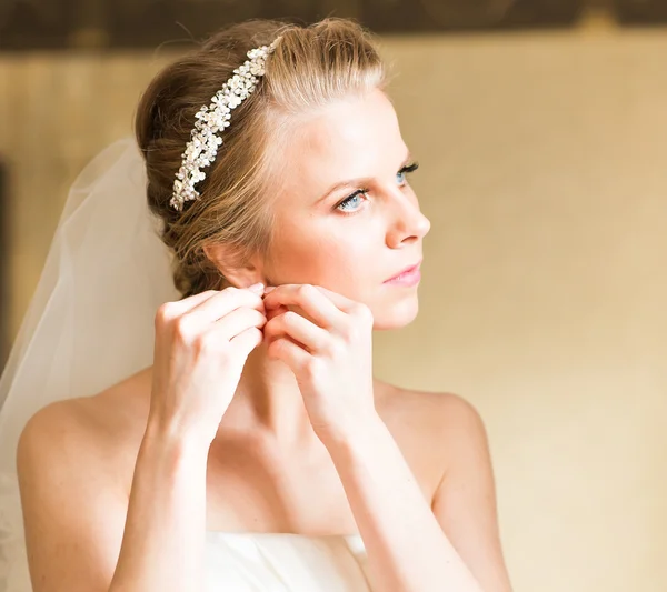 Retrato de novia hermosa en el interior — Foto de Stock