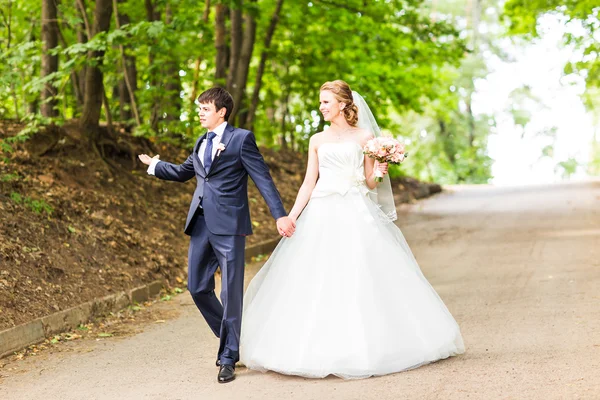 Couple de mariage sur la route — Photo