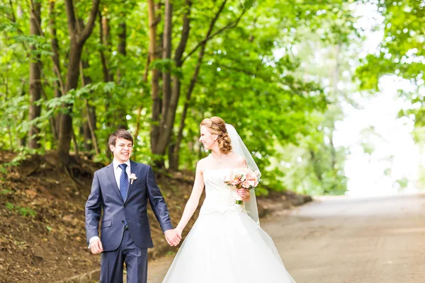 Couple de mariage sur la route — Photo