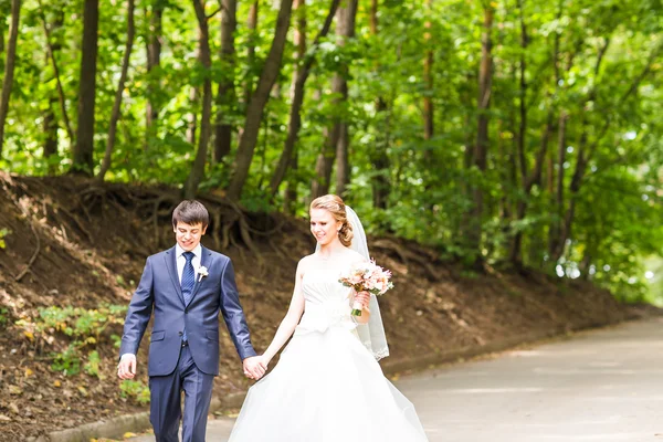 Casal de casamento na estrada — Fotografia de Stock