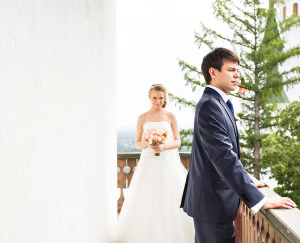 Casamento, bela noiva romântica e noivo — Fotografia de Stock