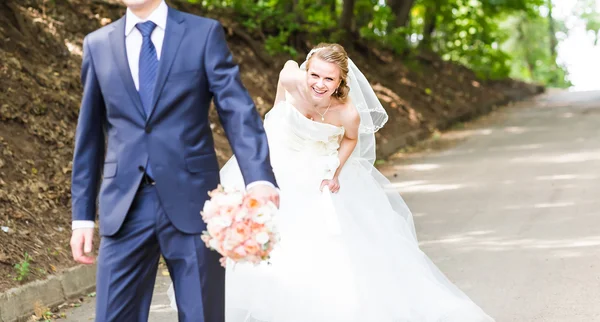 Pareja casada corriendo en un parque — Foto de Stock