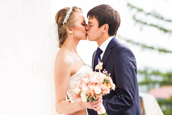 Hochzeit, schöne romantische Braut und Bräutigam küssen — Stockfoto