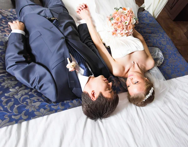 Encantadora novia y novio en su dormitorio —  Fotos de Stock