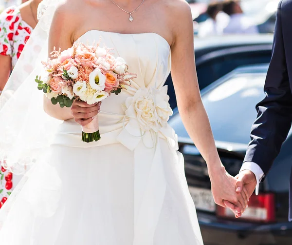 Весільна тема, тримаючи руки молодятам — стокове фото