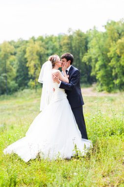 Düğün, güzel romantik gelin ve damat öpüşme