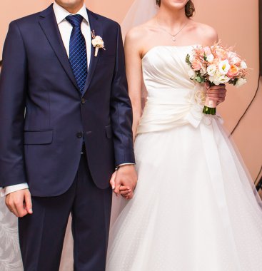 Düğün teması, el ele tutuşmalar, yeni evliler.