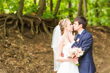 Düğün, güzel romantik gelin ve damat öpüşme