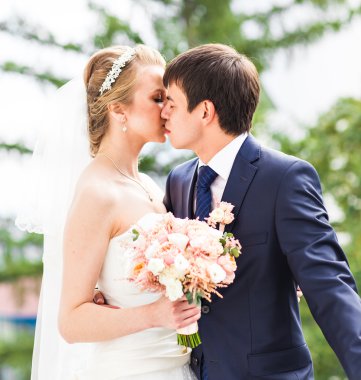 Düğün, güzel romantik gelin ve damat öpüşme