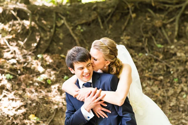 Hochzeit, schöne romantische Braut und Bräutigam umarmen — Stockfoto