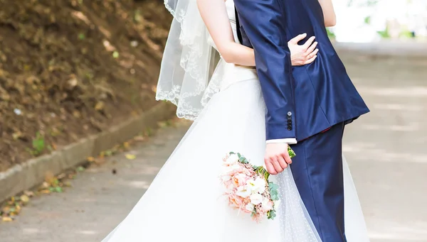 Свадьба, красивая романтическая невеста и жених обнимает — стоковое фото