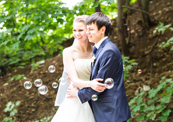 Bruiloft, mooie romantische bruid en bruidegom omarmen — Stockfoto