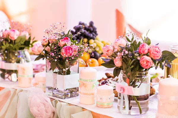 Table setting for a wedding or dinner event, with flowers in vase of glass — Stock Photo, Image